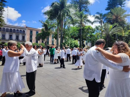  En el marco del programa Domingos Familiares,  se clausuró el evento Danzoneando en Xalapa, con la Orquesta Pauta Nueva; además, como parte de las actividades para promover la convivencia familiar se presentaron la Danzonera Cultura Danzón y la Rondalla Femenil Senderos de Amor.  

