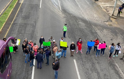Vecinos de la colonia Insurgentes de esta ciudad capital, bloquearon el bulevar Xalapa-Banderilla, a la altura de la colonia 21 de Marzo, en demanda de obras para su calle. 