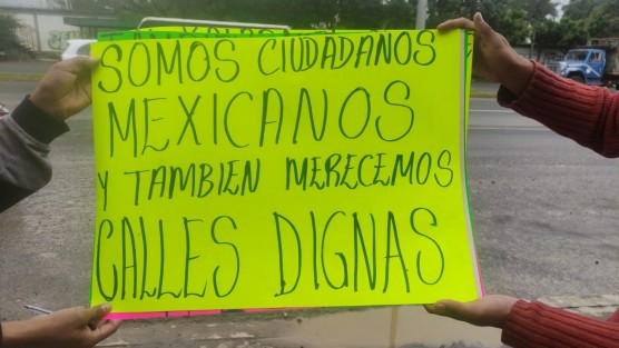 Acusaron que pese ha hacer la petición formal de mejora de su calle desde hace años, no han sido atendidos. También acusaron favoritismo del alcalde porque presuntamente en una calle donde viven familiares de una funcionaria estatal sí se ha realizado obra.  