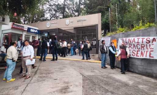 Integrantes del Sindicato Nacional Independiente de Trabajadores de Salud (SINAITSA) protestaron en la sede de SESVER por no ser reconocido su sindicato por la dependencia, pese a que cuentan con toma de nota de la Secretaría del Trabajo.