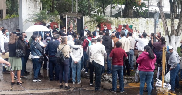 Integrantes del Sindicato Nacional Independiente de Trabajadores de Salud (SINAITSA) protestaron en la sede de SESVER por no ser reconocido su sindicato por la dependencia, pese a que cuentan con toma de nota de la Secretaría del Trabajo.