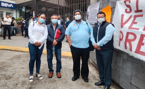 Integrantes del Sindicato Nacional Independiente de Trabajadores de Salud (SINAITSA) protestaron en la sede de SESVER por no ser reconocido su sindicato por la dependencia, pese a que cuentan con toma de nota de la Secretaría del Trabajo.