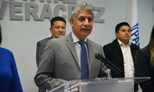 Federico Salomón Molina calificó como una vergüenza que se quiera modificar la Constitución en beneficio de la zacatecana Rocío Nahle para que pueda adquirir la calidad de veracruzana, y contender por la gubernatura de Veracruz en el 2024.

