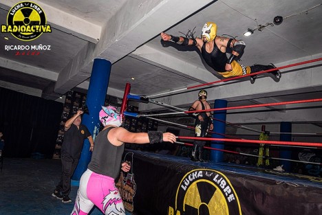 Los elementos de Lucha Libre Radioactiva (LLR) no desentonaron durante la presentación de la empresa ante los representantes de Vanguardia Lucha Libre en el Coliseo San Bruno de Xalapa.

