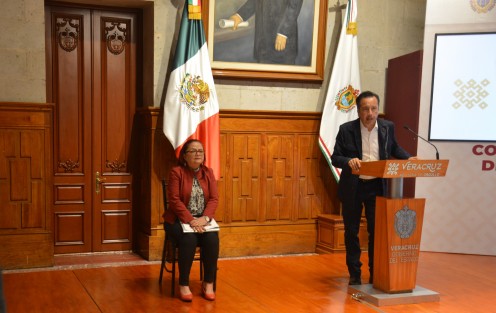 El gobernador Cuitláhuac García Jiménez y la directora del IPE, Daniela Griego, dieron a conocer el estado que guarda el Instituto así como del programa de préstamos, entre otros temas.