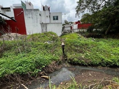 Vecinos de la colonia 22 de septiembre aseguran que este hedor proviene de la acumulación de las descargas del drenaje sanitario de diferentes colonias y que desemboca en un terreno particular, contaminando el medio ambiente, donde no tiene salida, muy cerca de Campo viejo, junto a la farmacia Guadalajara.  
