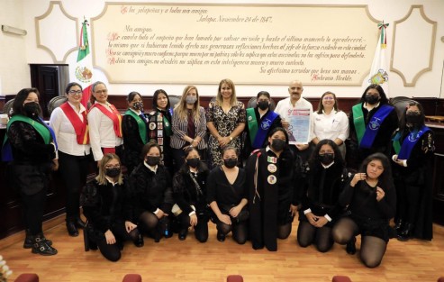 Parte las integrantes de la Tuna Femenil de la Universidad Veracruzana, acompañadas de dos tunas colombianas, visitaron en Palacio Municipal al alcalde Ricardo Ahued, para agradecer su apoyo en la realización del 9° Festival Internacional de Tunas Femeninas,que a partir de mañana y el fin de semana, se realizará en esta capital. 