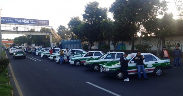 Transportistas afiliados a la Alianza Mexicana de Organización de Transportistas (Amotac) se manifestaron la mañana de este jueves a la altura de la colonia 21 de marzo, para denunciar que denunciaron que han sido víctimas de presuntos abusos de los elementos de la Secretaría de Seguridad Pública (SSP) y de las empresas de grúas en la entidad.