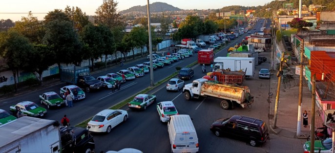 Transportistas afiliados a la Alianza Mexicana de Organización de Transportistas (Amotac) se manifestaron la mañana de este jueves a la altura de la colonia 21 de marzo, para denunciar que denunciaron que han sido víctimas de presuntos abusos de los elementos de la Secretaría de Seguridad Pública (SSP) y de las empresas de grúas en la entidad.
