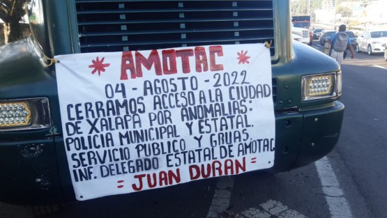 Transportistas afiliados a la Alianza Mexicana de Organización de Transportistas (Amotac) se manifestaron la mañana de este jueves a la altura de la colonia 21 de marzo, para denunciar que denunciaron que han sido víctimas de presuntos abusos de los elementos de la Secretaría de Seguridad Pública (SSP) y de las empresas de grúas en la entidad.