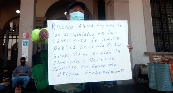 -Una trabajadora sindicalizada de Limpia Pública de Xalapa se manifestó en el Ayuntamiento para exigir atención médica. Ella junto con sus compañeros sufrieron un accidente en la avenida Lázaro Cárdenas.