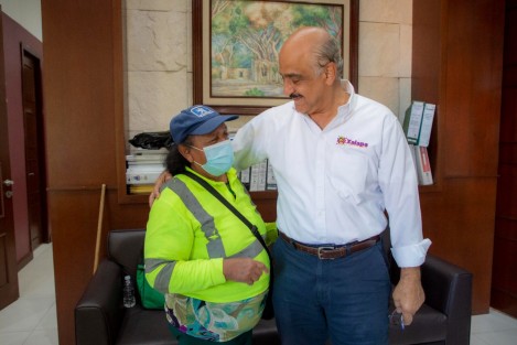 El presidente municipal Ricardo Ahued Bardahuil recibió a la trabajadora de la Dirección de Limpia Pública, Acela Alvarado, quien hace unos días sufrió un percance cuando un vehículo de la dependencia fue impactado por un autobús. El Alcalde instruyó  que de inmediato  reciba la atención médica adecuada, se le realicen los estudios clínicos y otorguen los medicamentos necesarios.
