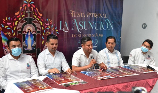 Autoridades municipales de Teocelo en compañía de Héctor Aguilera Lira, subsecretario de Promoción y Atención Turística, presentaron el calendario de actividades para la fiesta patronal de la asunción a celebrarse en este mes en aquel municipio.