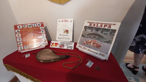 La exposición presenta fotografías, reconocimientos, instrumentos musicales, discos, y un traje de los utilizados en la histórica estudiantina xalapeña. Este evento forma parte del programa del 9° Festival Internacional de Tunas Femeniles, que se realiza con éxito en esta capital, del 4 al 6 de agosto.