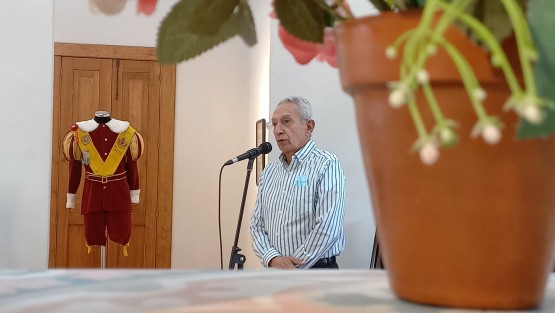 La exposición presenta fotografías, reconocimientos, instrumentos musicales, discos, y un traje de los utilizados en la histórica estudiantina xalapeña. Este evento forma parte del programa del 9° Festival Internacional de Tunas Femeniles, que se realiza con éxito en esta capital, del 4 al 6 de agosto.