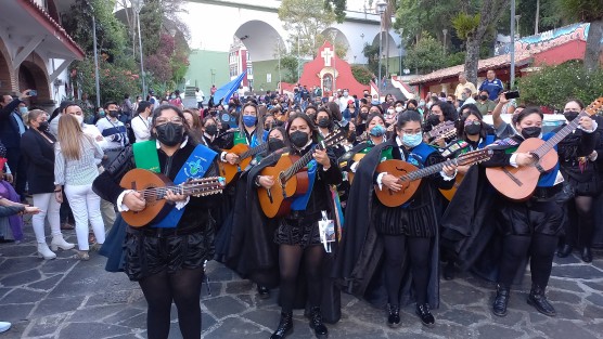Ayer viernes se llevó a cabo una Megacallejoneada por calles del centro de Xalapa, con la participación de Tunas de diversos puntos del país, así como la Tuna de Almería, España, y por supuesto la Tuna Femenil de la Universidad Veracruzana.
