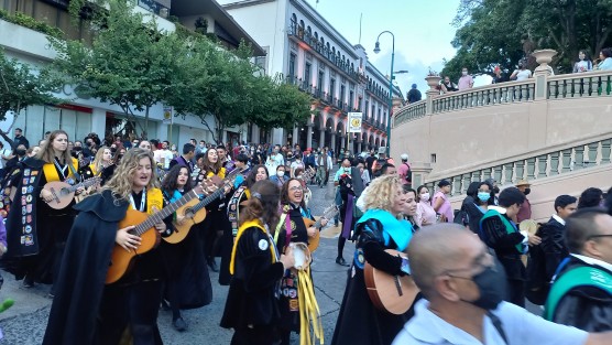 Ayer viernes se llevó a cabo una Megacallejoneada por calles del centro de Xalapa, con la participación de Tunas de diversos puntos del país, así como la Tuna de Almería, España, y por supuesto la Tuna Femenil de la Universidad Veracruzana.
