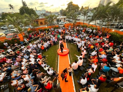 Movimiento Ciudadano inauguró la primera casa naranja en el sur del estado de Veracruz, en Coatzacoalcos, un espacio en donde se sumaron hombres y mujeres comprometidos para rescatar del abandono a este municipio, y juntos recuperar todas sus grandezas.
