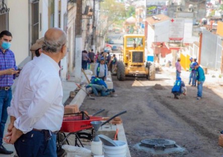 El presidente municipal Ricardo Ahued Bardahuil acudió esta mañana a supervisar los avances que registran los trabajos de rehabilitación en la calle Francisco Javier Clavijero, mismos que la Dirección de Obras Públicas ejecuta en tiempo y forma.