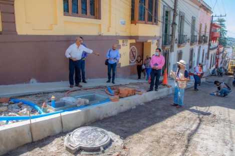El presidente municipal Ricardo Ahued Bardahuil acudió esta mañana a supervisar los avances que registran los trabajos de rehabilitación en la calle Francisco Javier Clavijero, mismos que la Dirección de Obras Públicas ejecuta en tiempo y forma.
