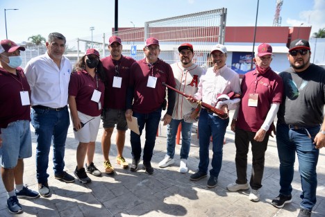  el gobernador Cuitláhuac García Jiménez fue invitado a presenciar las pruebas físicas y técnicas de aspirantes al Bachillerato Tecnológico Deportivo, con la Especialidad en Béisbol, que en breve funcionará en la ciudad de Boca del Río.

 