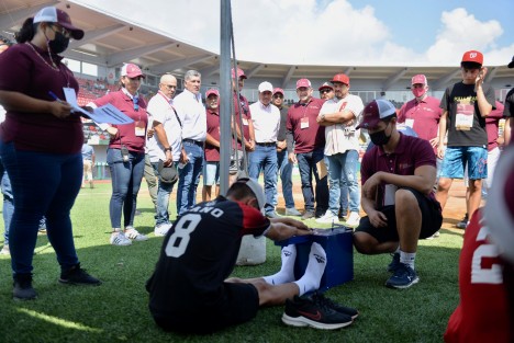  el gobernador Cuitláhuac García Jiménez fue invitado a presenciar las pruebas físicas y técnicas de aspirantes al Bachillerato Tecnológico Deportivo, con la Especialidad en Béisbol, que en breve funcionará en la ciudad de Boca del Río.

 