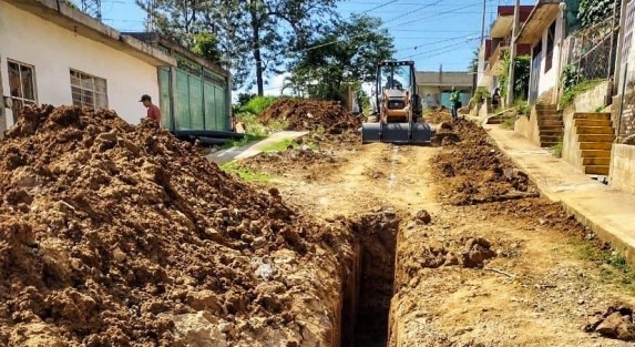 La Comisión Municipal de Agua Potable y Saneamiento de Xalapa (CMAS) informa que se trabaja en la reparación de una fuga en la calle Gravileas de la colonia Los Cedros, por lo que las colonias Bosques de las Lomas y Cedros tienen interrupción del servicio.

