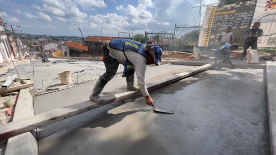  Este sábado inició el colado de pavimento hidráulico en la calle Francisco Javier Clavijero. Se trata de concreto estampado acorde a las características del Centro Histórico,  cumpliendo con los estándares de calidad establecidos para los trabajos de rehabilitación integral que se realizan en esta vialidad.