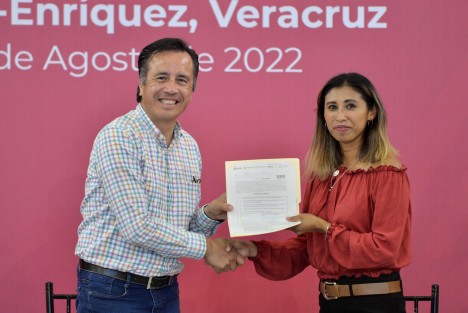 En acto protocolario, habitantes de Xalapa, en su mayoría jefas de familia, recibieron los subsidios a los que accedieron, de manos del gobernador Cuitláhuac García Jiménez; la subsecretaria de Ordenamiento Territorial y Agrario de la SEDATU, Edna Elena Vega Rangel; el delegado estatal de Programas para el Desarrollo, Manuel Huerta Ladrón de Guevara, y el alcalde, Ricardo Ahued Bardahuil, en el Velódromo Internacional.