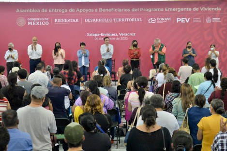 En acto protocolario, habitantes de Xalapa, en su mayoría jefas de familia, recibieron los subsidios a los que accedieron, de manos del gobernador Cuitláhuac García Jiménez; la subsecretaria de Ordenamiento Territorial y Agrario de la SEDATU, Edna Elena Vega Rangel; el delegado estatal de Programas para el Desarrollo, Manuel Huerta Ladrón de Guevara, y el alcalde, Ricardo Ahued Bardahuil, en el Velódromo Internacional.