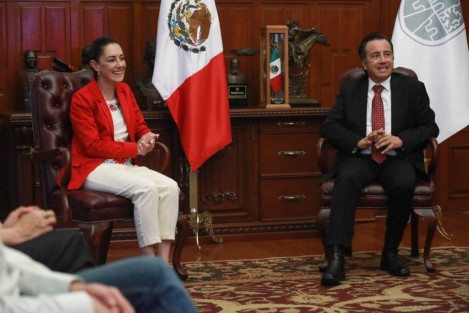 En Sala de Banderas, el gobernador Cuitláhuac García Jiménez recibió a la Jefa de Gobierno de la CDMX, Claudia Sheinbaum Pardo, con el fin de abordar los avances en la digitalización y simplificación de trámites, contribuyendo a la lucha contra la corrupción desde la Secretaría de Finanzas y Planeación.


