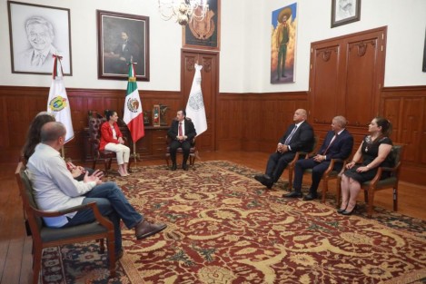 En Sala de Banderas, el gobernador Cuitláhuac García Jiménez recibió a la Jefa de Gobierno de la CDMX, Claudia Sheinbaum Pardo, con el fin de abordar los avances en la digitalización y simplificación de trámites, contribuyendo a la lucha contra la corrupción desde la Secretaría de Finanzas y Planeación.

