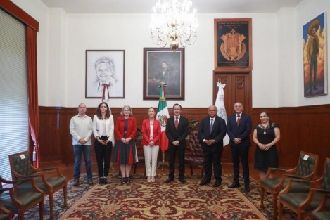 En Sala de Banderas, el gobernador Cuitláhuac García Jiménez recibió a la Jefa de Gobierno de la CDMX, Claudia Sheinbaum Pardo, con el fin de abordar los avances en la digitalización y simplificación de trámites, contribuyendo a la lucha contra la corrupción desde la Secretaría de Finanzas y Planeación.

