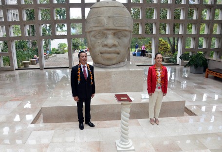 El gobernador Cuitláhuac García Jiménez, acompañado por la jefa de gobierno, Claudia Sheinbaum, visitaron hoy domingo el Museo de Antropología de esta ciudad.  