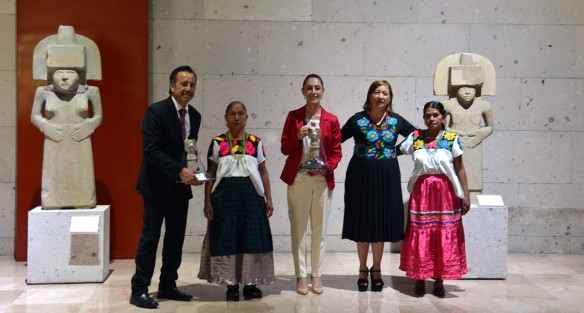 El gobernador Cuitláhuac García Jiménez, acompañado por la jefa de gobierno, Claudia Sheinbaum, visitaron hoy domingo el Museo de Antropología de esta ciudad.  