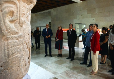 El gobernador Cuitláhuac García Jiménez, acompañado por la jefa de gobierno, Claudia Sheinbaum, visitaron hoy domingo el Museo de Antropología de esta ciudad.  