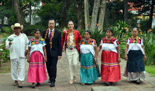 El gobernador Cuitláhuac García Jiménez, acompañado por la jefa de gobierno, Claudia Sheinbaum, visitaron hoy domingo el Museo de Antropología de esta ciudad.