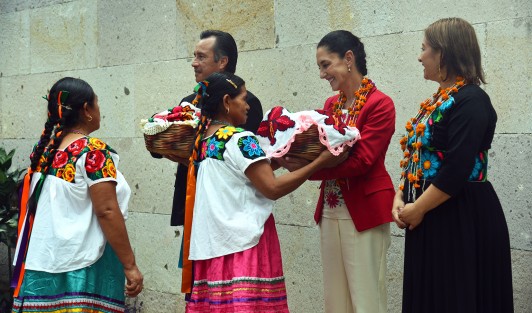 El gobernador Cuitláhuac García Jiménez, acompañado por la jefa de gobierno, Claudia Sheinbaum, visitaron hoy domingo el Museo de Antropología de esta ciudad.