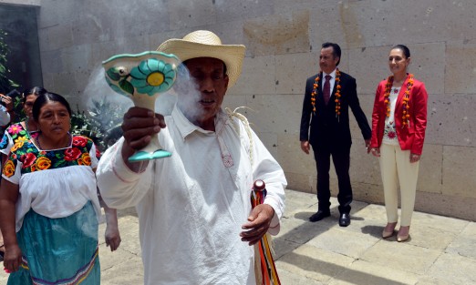 El gobernador Cuitláhuac García Jiménez, acompañado por la jefa de gobierno, Claudia Sheinbaum, visitaron hoy domingo el Museo de Antropología de esta ciudad.