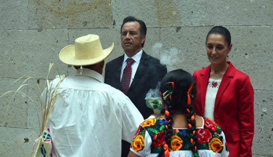 El gobernador Cuitláhuac García Jiménez, acompañado por la jefa de gobierno, Claudia Sheinbaum, visitaron hoy domingo el Museo de Antropología de esta ciudad.
