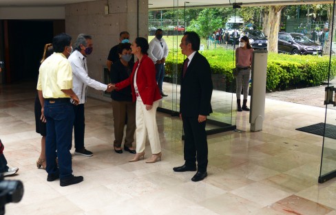 El gobernador Cuitláhuac García Jiménez, acompañado por la jefa de gobierno, Claudia Sheinbaum, visitaron hoy domingo el Museo de Antropología de esta ciudad.