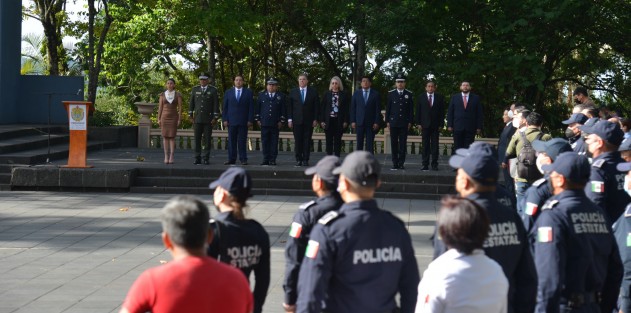 El secretario de Seguridad Pública, Hugo Gutiérrez Maldonado, acompañado de colaboradores de la secretaría, encabezó el acto donde se rindieron honores e izó la Bandera Nacional en el parque de Xalapa.