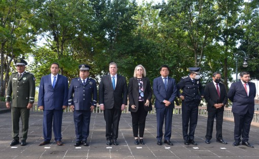 El secretario de Seguridad Pública, Hugo Gutiérrez Maldonado, acompañado de colaboradores de la secretaría, encabezó el acto donde se rindieron honores e izó la Bandera Nacional en el parque de Xalapa.