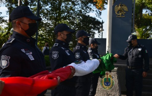 El secretario de Seguridad Pública, Hugo Gutiérrez Maldonado, acompañado de colaboradores de la secretaría, encabezó el acto donde se rindieron honores e izó la Bandera Nacional en el parque de Xalapa.