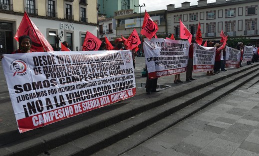 Integrantes de la Central Independiente de Obreros Agrícolas y Campesinos (CIOAC) protestaron afuera del Palacio Municipal de Xalapa y posteriormente en plaza Lerdo para denunciar el presunto tráfico de influencias en el caso de <em>Sierra Alta</em> de Coatepec, una zona boscosa que ellos mismos invadieron en el predio Jinicuil Manso desde el año 2019. 