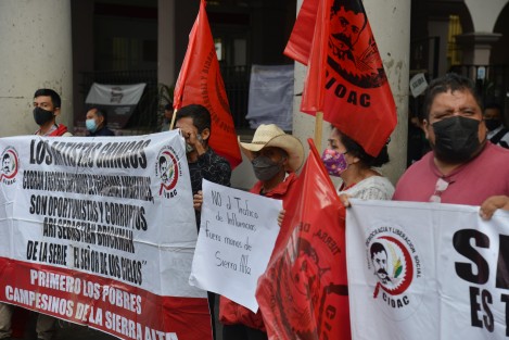 Los manifestantes negaron haber deforestado la zona boscosa, situación que han venido denunciando las personas que cuentan con escrituras como legítimos propietarios de los terrenos en la congregación de Tapachapan.
