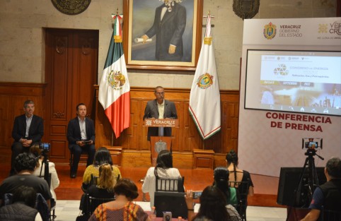 El director de la Agencia Estatal de Energía, Rómulo Sánchez Velázquez, precisó que la Expo Energía 2020, llevada a cabo de manera virtual, y la edición 2021 que transcurrió de manera híbrida, registraron un alcance internacional y la participación presencial de mil 500 personas y más de dos mil 300 a distancia, rebasando las 13 mil visitas a la página web del evento.