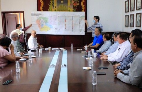 Para cumplir la meta planteada de realizar más de 240 obras este año, el Ayuntamiento y la iniciativa privada tienen que trabajar en conjunto y sumar capacidades, afirmó el presidente municipal Ricardo Ahued Bardahuil, en reunión de trabajo con empresariado del sector de la construcción.