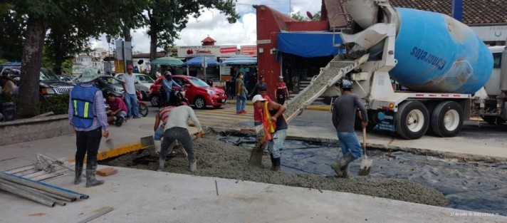En Xalapa, la obra pública no se hace con discursos sino con recursos y la aplicación eficiente de los fondos públicos. Prueba de ello es que este año cerrará con 240 acciones de infraestructura que se entregarán en tiempo y forma y sin caer en subejercicio, afirmó el presidente municipal Ricardo Ahued Bardahuil.