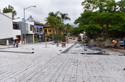 En Xalapa, la obra pública no se hace con discursos sino con recursos y la aplicación eficiente de los fondos públicos. Prueba de ello es que este año cerrará con 240 acciones de infraestructura que se entregarán en tiempo y forma y sin caer en subejercicio, afirmó el presidente municipal Ricardo Ahued Bardahuil.